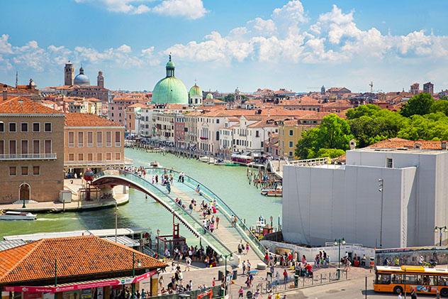 Turistas llegando a Piazzale Roma, Venecia, Italia © Petr Jilek / Shutterstock