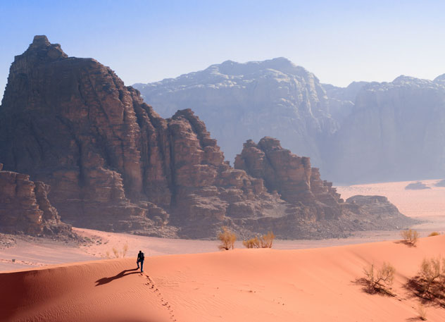 Senderista por el Wadi Rum. ©Jacob Kupferman/Getty Images