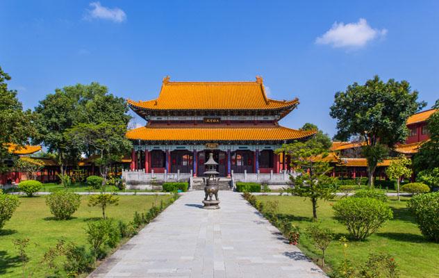 Inconfundible arquitectura china en el monasterio budista Zhong Hua, Lumbini, Nepal © Damian Pankowiec / Shutterstock