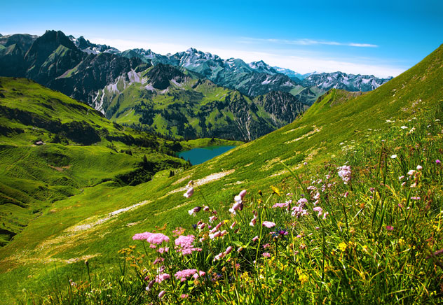   La mayor parte de Baviera es verde, como el lago Seealpsee y sus alrededores. 