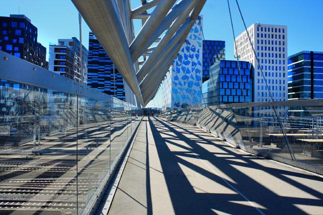 El puente Akrobaten sobre las vías del tren, entre los barrios de Grønland y Bjørvika, Oslo, Noruega © miroslav110 / Shutterstock