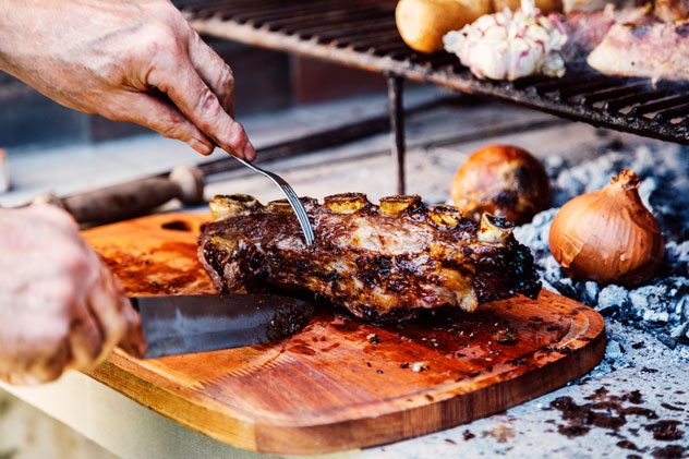 Cortando la carne asada. © Alex Photo Stock/Shutterstock