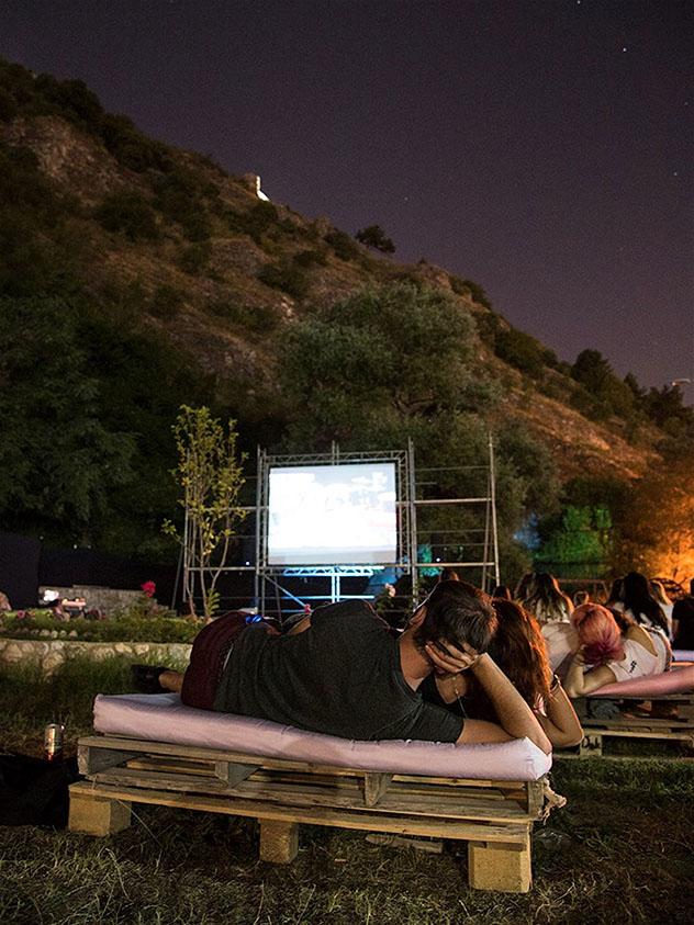 La fortaleza medieval de Prizren se convierte en un cine al aire libre durante el Dokufest, Kosovo © Cortesía de Mrinë Godanca / Dokufest