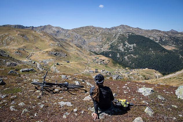 Bicicleta de montaña en Prokletije, Kosovo © andreas ehrensberger / Shutterstock