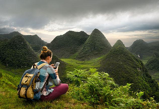 Viajera y smartphone en Vietnam