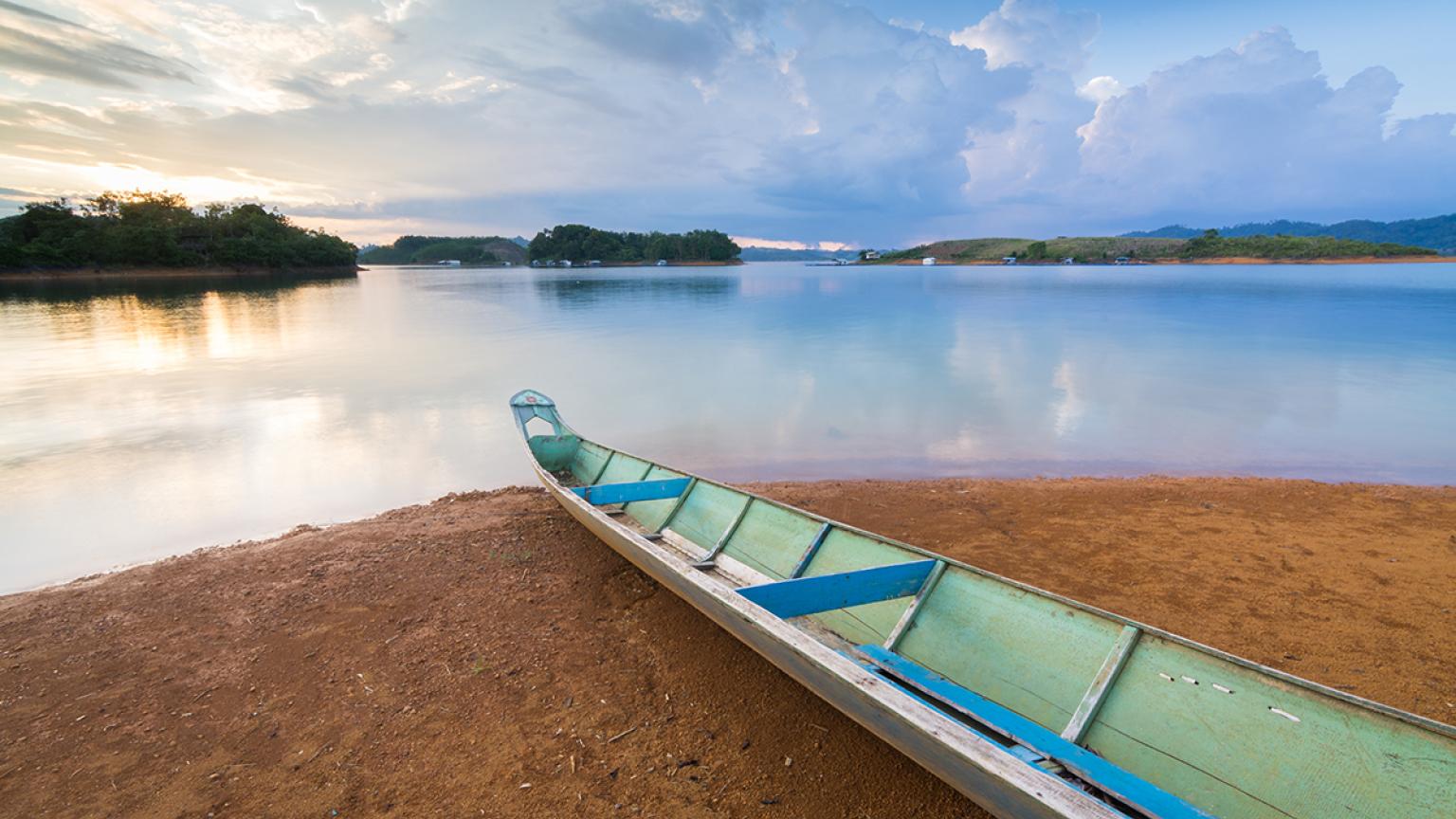 Barca en la orilla del Lago Batang Ai, Sarawak, Malaysia. 
