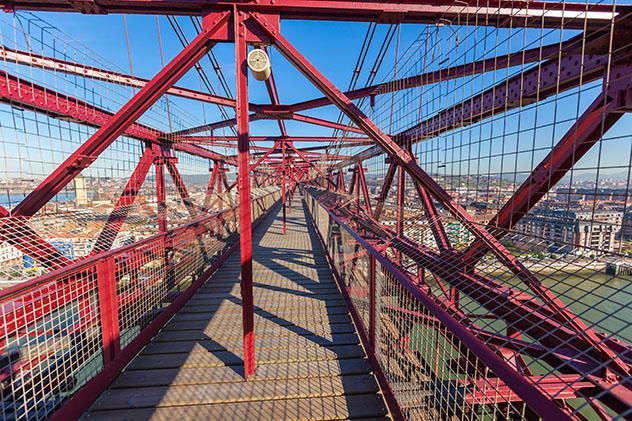 Pasarela del puente colgante de Portugalete, Bilbao, País Vasco, España © dvoevnore / Shutterstock