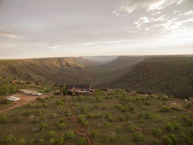 Turismo sostenible: sostenibilidad. Grootberg Lodge tiene vistas al valle del río Klip, Namibia