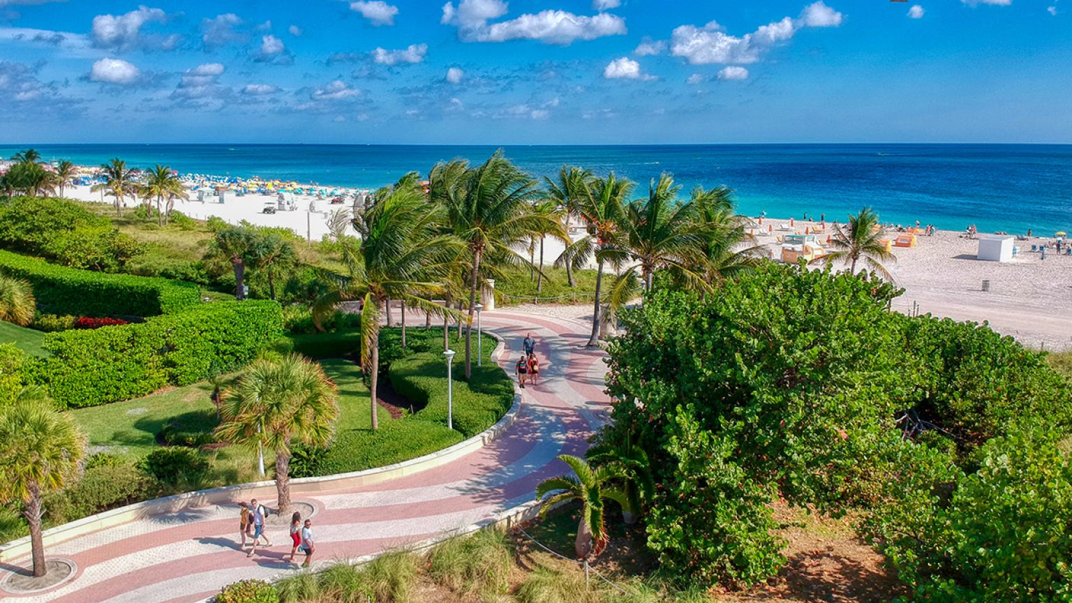 Paseo y arena en la icónica South Beach de Miami, Florida. 