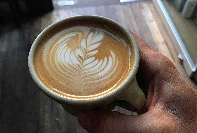 Preparar un flat white es cosa seria en Barrio; y en cualquier café sofisticado de Canberra, Australia © Andy Mullens - www.barriocollective.com