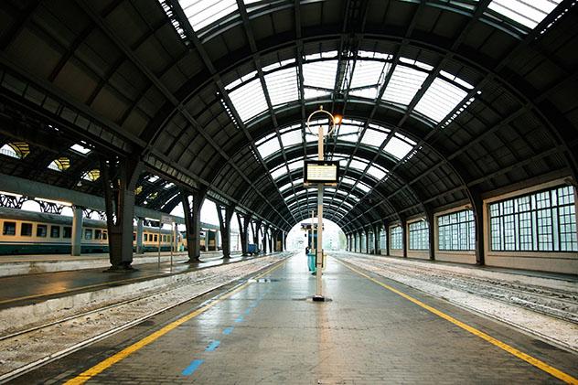 Estación central de Milán, desierta tras la emergencia nacional por COVID-19