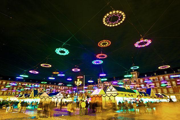 Mercado Navidad en Plaza Real, Madrid, España © travelview / Shutterstock