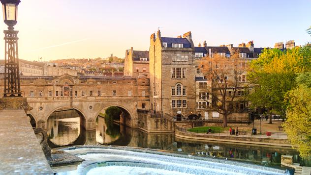 El puente Pulteney, del s. XVIII, en Bath, uno de los muchos destinos tentadores del Reino Unido para los viajeros que buscan gangas © bento42894 / Shutterstock