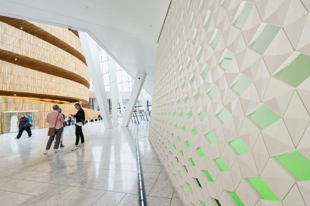 La luz natural baña el interior de la Ópera de Oslo, Noruega © HUANG Zheng / Shutterstock