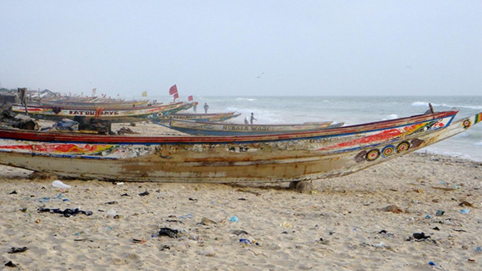 Las barcas de pesca en la playa de Guet Ndar, Saint-Louis, África