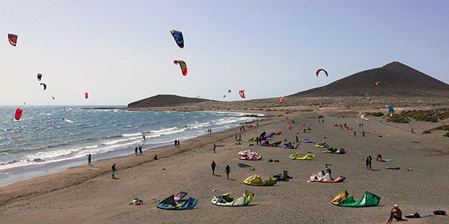 Deportes acuáticos en la playa El Médano, Tenerife, Canarias, España © Petr Tresnak / Shutterstock