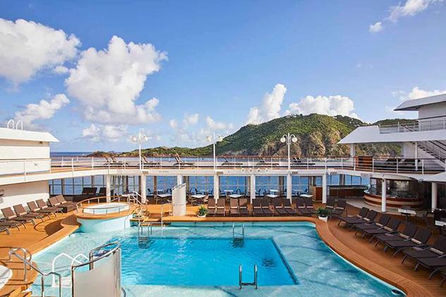 Una de las piscinas del Silver Whisper, un crucero de vuelta al mundo
