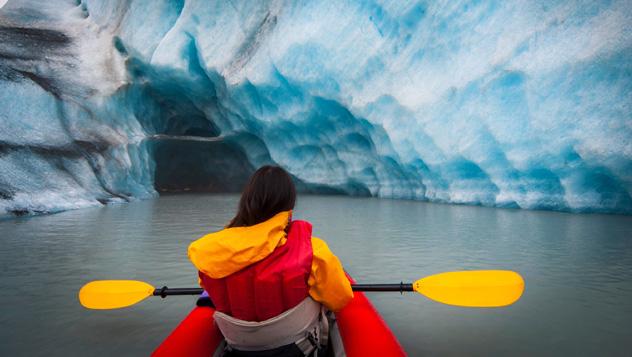 Kayak en Glacier Bay National Park &amp; Preserve, Alaska, EE UU© Noppawat Tom Charoensinphon / Getty Images / Moment RF