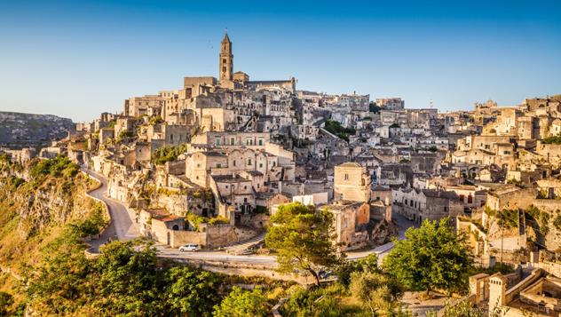 Túneles en ruinas, callejones y casas de roca suben por las colinas de Matera, en la región italiana de Basilicata © bluejayphoto / iStockphoto / Getty Images