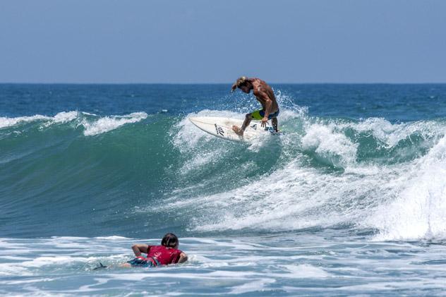 Surf en la bahía de Arugam, Sri Lanka © Thomas Wyness / Shutterstock