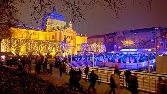 Pista de hielo en la plaza King Tomislav, Zagreb, Croacia © xbrchx / Getty Images