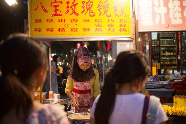 Ricos bocados en los callejones del barrio musulmán de Xi’an, China © Xiao Lu Chu / Getty Images