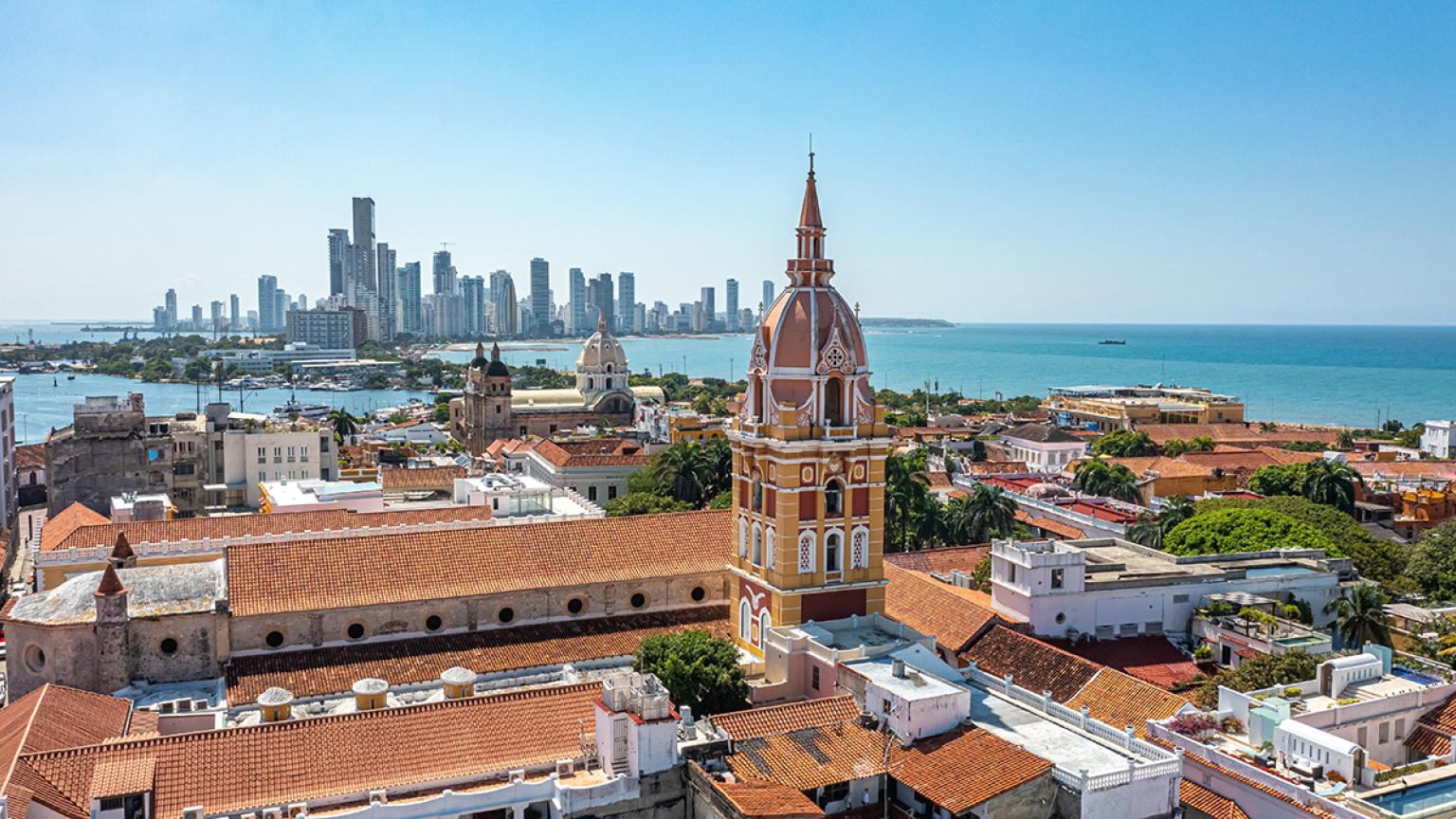 Imágenes de drones de Cartagena de Indias, Colombia desde arriba. Bocagrande, Centro Histórico
