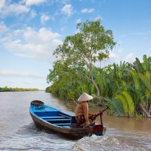 Pescador en el delta del río Mekong, Vietnam, Asia