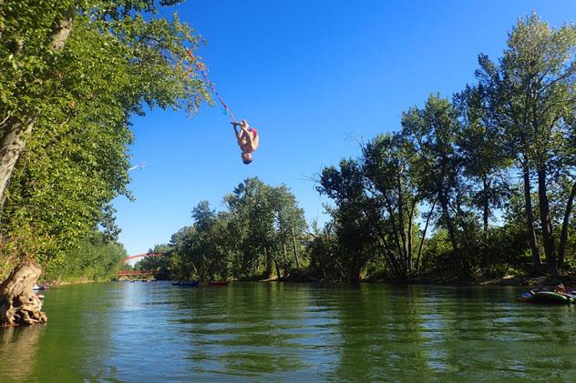 En verano, habitantes y visitantes de Boise van al río para nadar, remar y divertirse, Idaho, EE UU© CSNafzger / Shutterstock