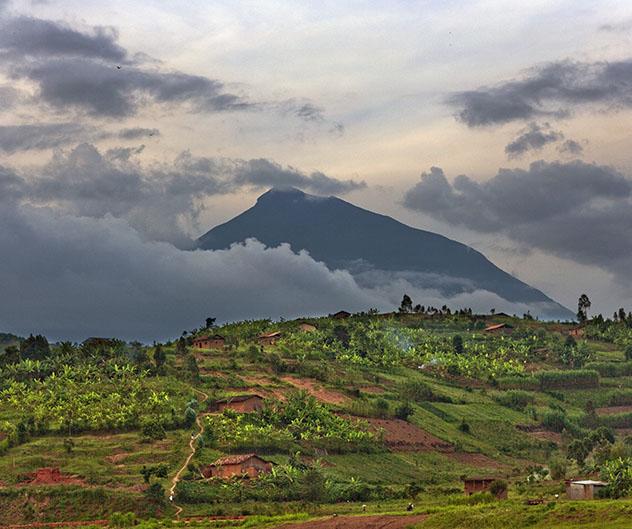 Turismo sostenible. Sostenibilidad. El monte Muhabura, en el Parque Nacional de los Volcanes, Ruanda