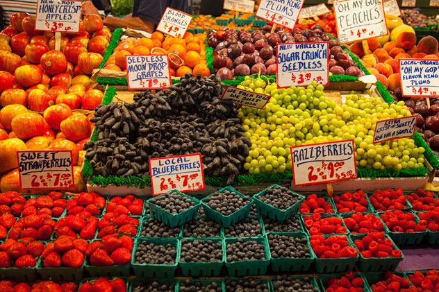 Frutas y verduras en una parada del mercado. © Jeremy W Moore/Shutterstock