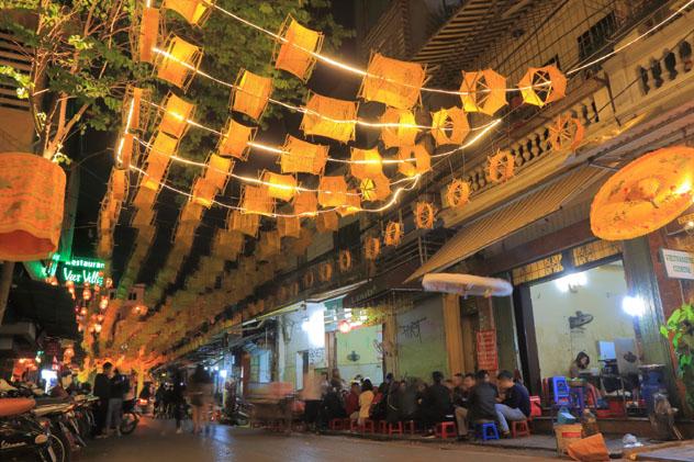 El cierre del aeropuerto permitió disfrutar de un rico almuerzo en el barrio antiguo de Hanoi, Vietnam © TK Kurikawa / Shutterstock