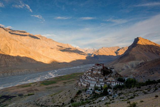 Ki Gompa, alzándose, espectacular, sobre el río Spiti, India © Taweepol2299 / Shutterstock