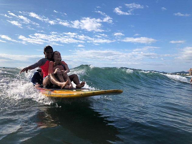Turismo sostenible: diversidad. Surf en playa Madrigales, Jacó, Costa Rica