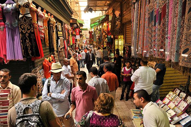 Grupo de viajeros en el zoco de El Cairo, Egipto