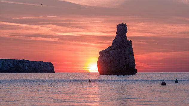 Puesta de sol des de la cala Benirràs de Ibiza, Baleares, España