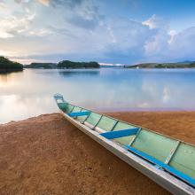 Barca en la orilla del Lago Batang Ai, Sarawak, Malaysia. 