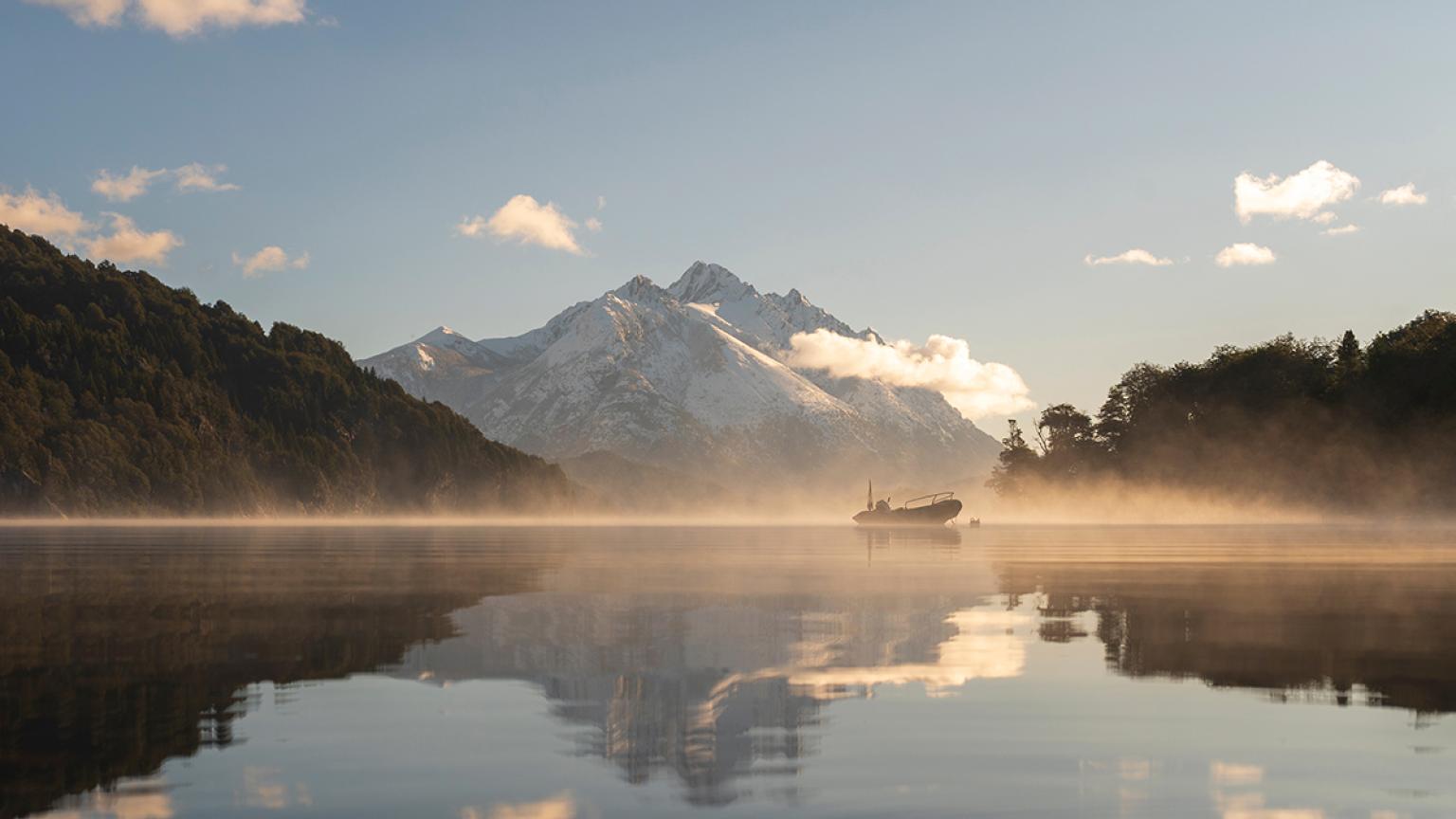 Paisaje de la Patagonia reflejado en el Lago Moreno, en la ciudade de Bariloche