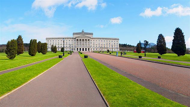 Stormont, en las afueras de Belfast, fue escenario de las negociaciones de paz y alberga el Parlamento de Irlanda del Norte © M-image / iStock / Getty Images