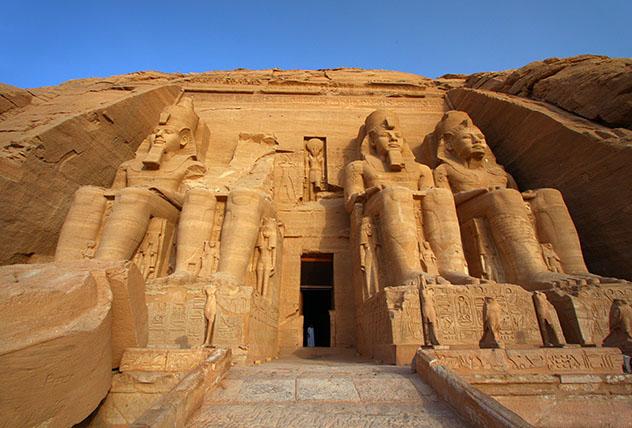 Cuatro estatuas de Ramsés II presiden la entrada de su templo en Abu Simbel, Egipto © Dan Breckwoldt / Shutterstock