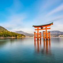 La torii del santuario Itsukushima-jinja en la isla de Miyajima.