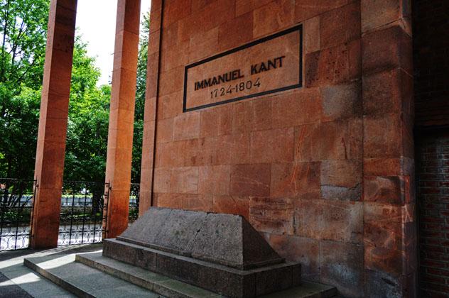 La tumba de Immanuel Kant en la catedral de Kaliningrado, Rusia © Elena Lyubimova / Shutterstock