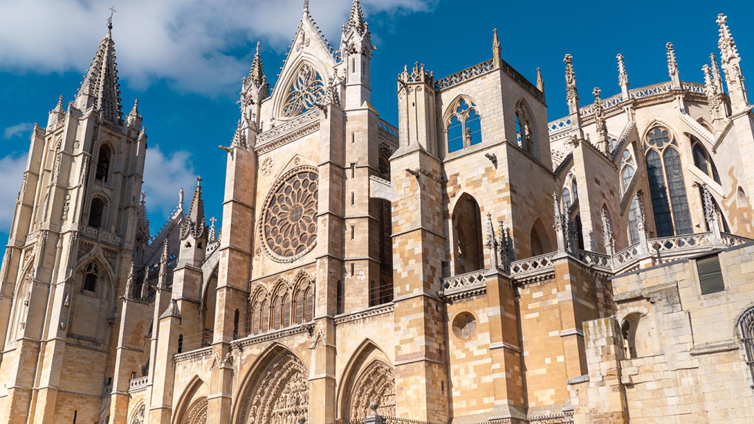 Vista de la catedral de León. La Catedral de Santa María de Regla de León es un templo católico situado en el casco histórico de la ciudad de León.