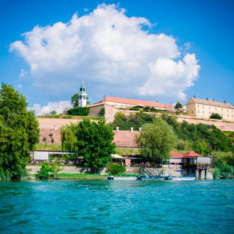 Fortalezz de Petrovaradin, a las orillas del Danubio. 