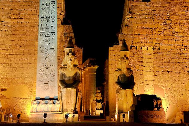 Las colosales estatuas de Ramsés II montan guardia en el templo de Luxor, Egipto © WitR / Shutterstock