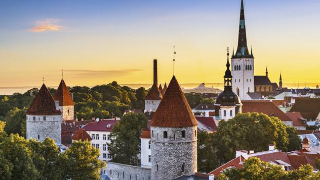 El cautivador casco antiguo de Tallin recuerda a un cuento de hadas © SeanPavonePhoto / iStockphoto / Getty Images