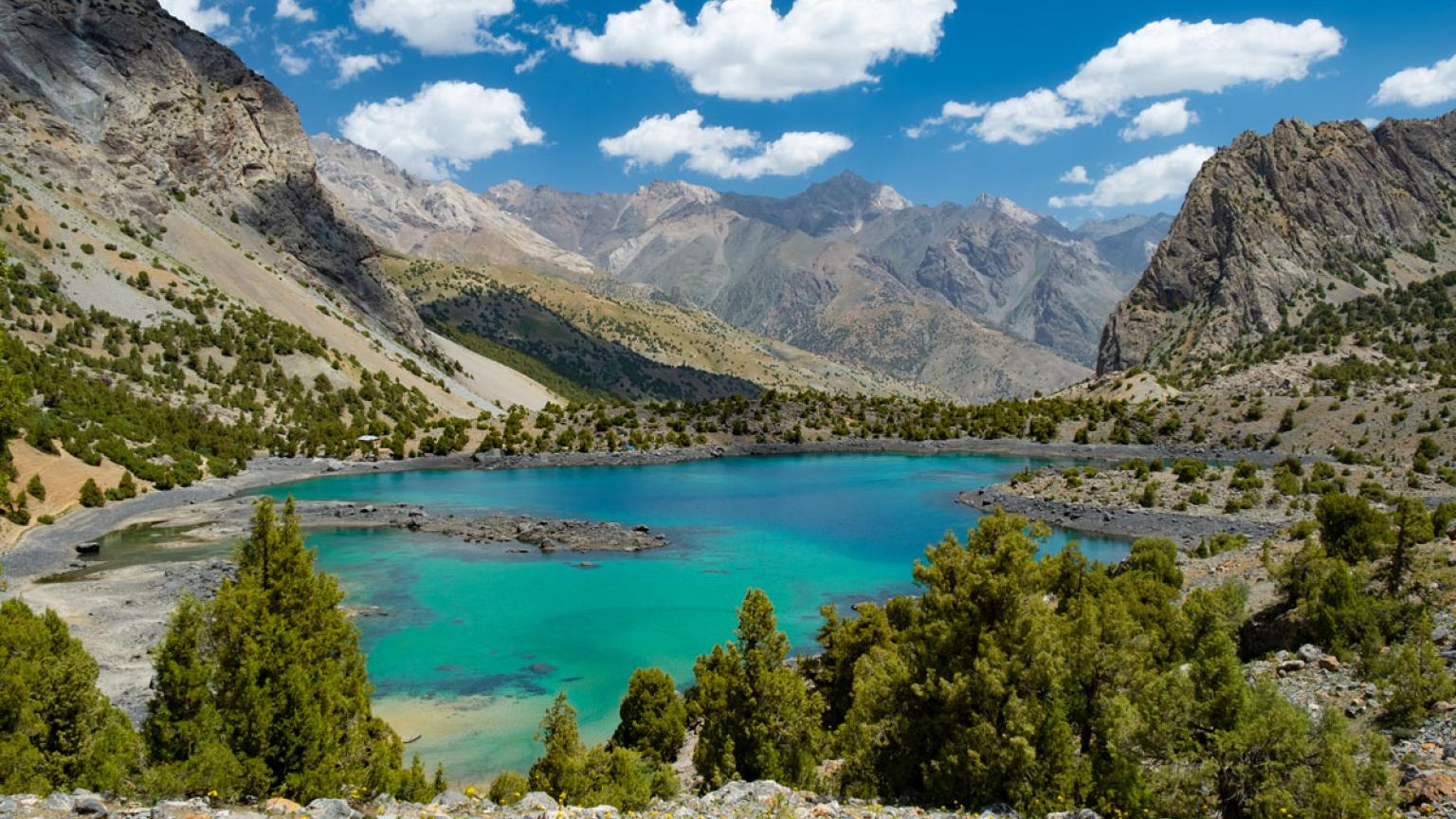 Lago Alaudin en las montañas Fann, Tayikistán.
