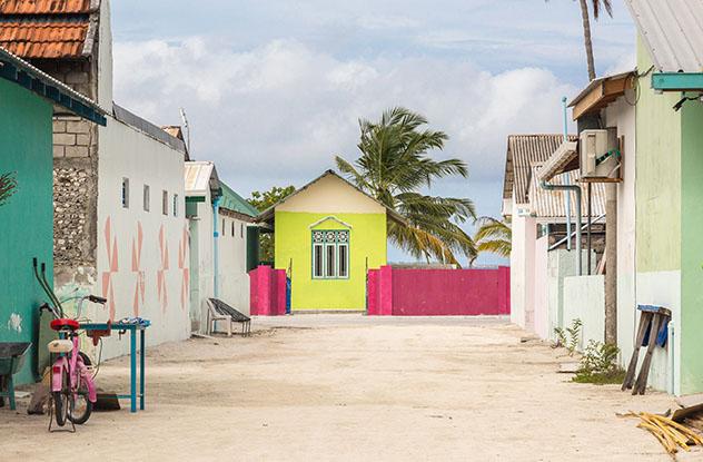 Una de las calles del atolón Meedhoo Raa, Maldivas © wsf-s / Shutterstock
