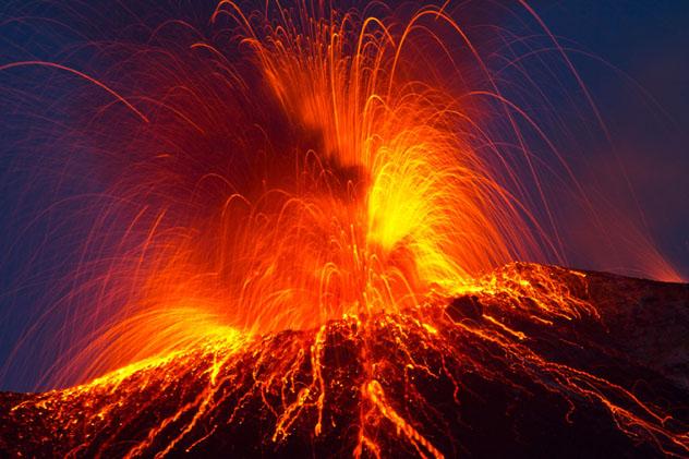 El Estrómboli es uno de los volcanes más activos de Europa, Islas Eolias, Italia © AZ68 / Getty Images