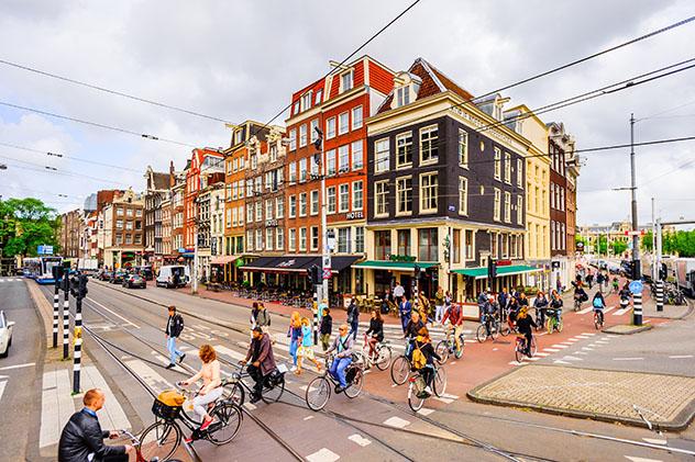 Los tradicionales edificios de Ámsterdam y las bicicletas, Países Bajos © Anton_Ivanov / Shutterstock
